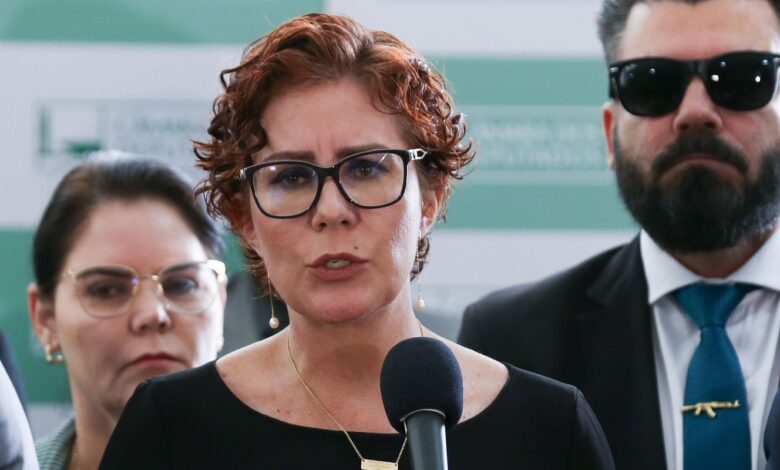 STF nega recurso e mantém processo contra Carla Zambelli