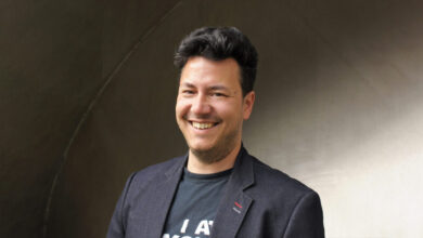 Robôs cirúrgicos microscópicos revolucionam medicina com Christos Bergeles