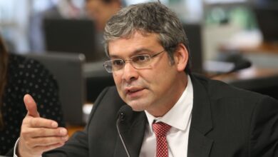 Liderança do PT envia representação à PGR por Eduardo Bolsonaro