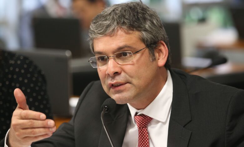 Liderança do PT envia representação à PGR por Eduardo Bolsonaro