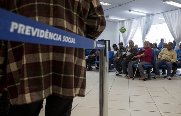 INSS enfrenta pressão do governo por reembolso de 2 milhões