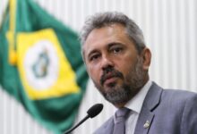 Elmano de Freitas lidera cenário de eleição no CE, diz Paraná Pesquisa