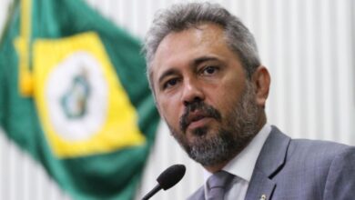 Elmano de Freitas lidera cenário de eleição no CE, diz Paraná Pesquisa