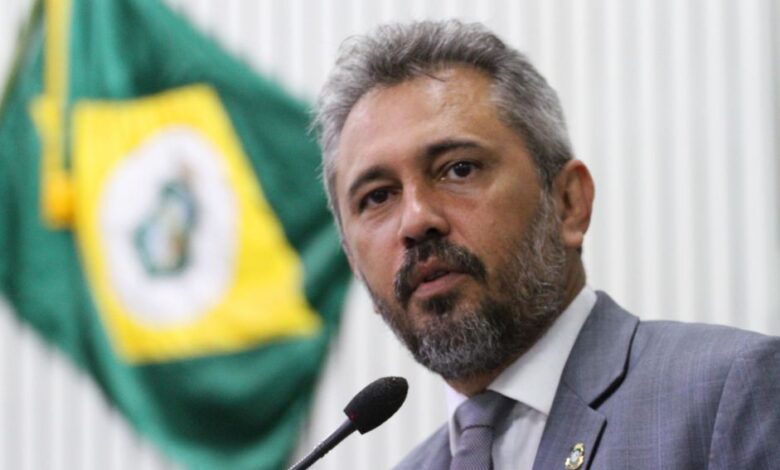 Elmano de Freitas lidera cenário de eleição no CE, diz Paraná Pesquisa