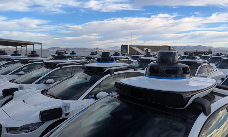 Waymo atualiza software de 1.200 robôs táxis em recall