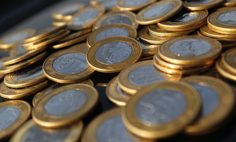 Mercado reduz projeções para PIB em 2025 e 2026