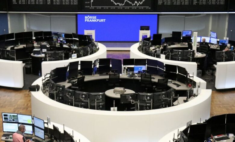Bolsas europeias reagem a rebaixamento dos EUA e mercado oscila