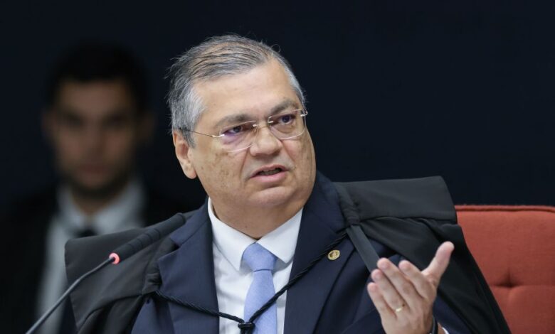 Dino comunica TSE e causa troca de sete deputados no Congresso