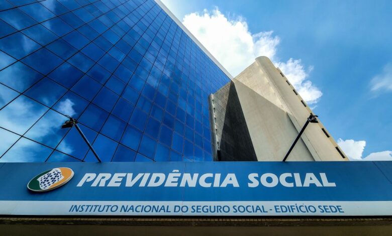 Governo busca ressarcimento enquanto oposição investiga INSS na CPMI