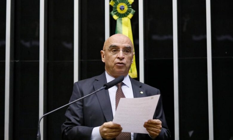 Líder do PDT questiona posição de Ciro Gomes no governo