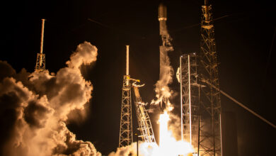 SpaceX lança 23 satélites para órbita em foguete Falcon 9