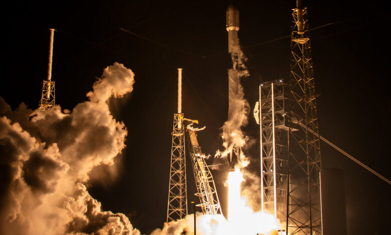 SpaceX lança 23 satélites para órbita em foguete Falcon 9