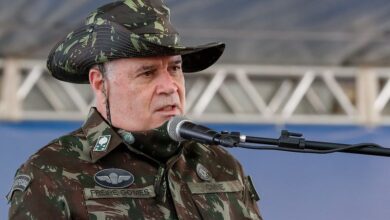 Ex-comandante nega ameaça de prisão a Bolsonaro em reunião política