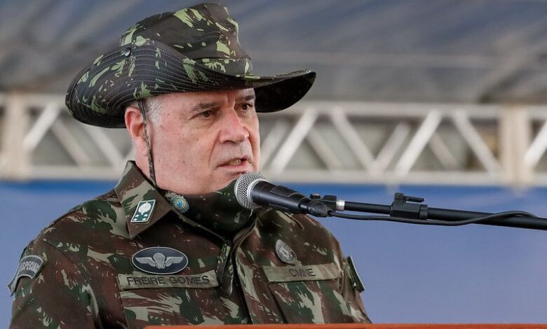Ex-comandante nega ameaça de prisão a Bolsonaro em reunião política