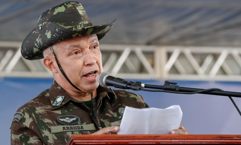 Ex-comandante do Exército no governo Lula desconhece motivo da demissão