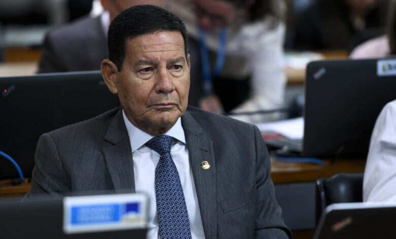 Mourão depõe ao STF sobre plano golpista e governo