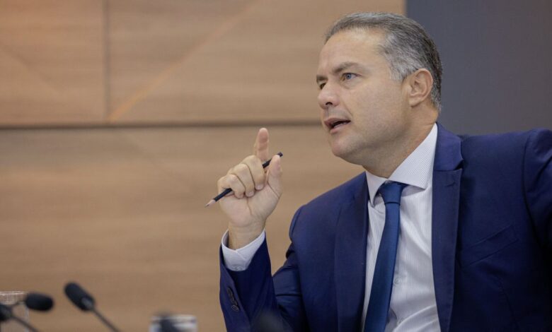 Governo congela R$ 31 bi e anuncia aumento do IOF