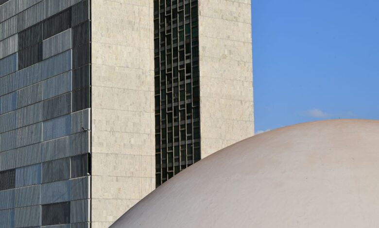 Congresso adia pautas prioritárias e trava governo