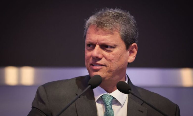 Tarcísio lidera cenários para governo de SP no 1º turno