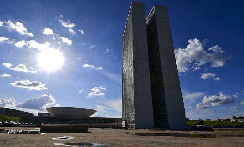 Paulo Teixeira e Mauro Vieira enfrentam teste no Congresso do governo