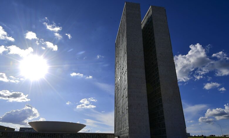 Partidos com vagas na Esplanada lideram assinaturas na CPMI do INSS