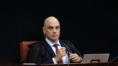 Moraes repreende advogado de Torres durante sessão do STF