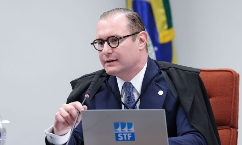 Barroso determina que Zanin avalie ação contra Ramagem no STF