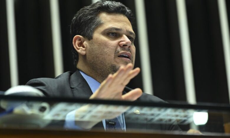 Alcolumbre convoca sessão no Congresso para leitura de pedido de CPMI