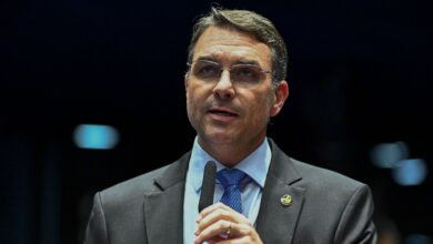 Flávio entrega dossiê a enviado de Trump sobre facções e terrorismo ao governo