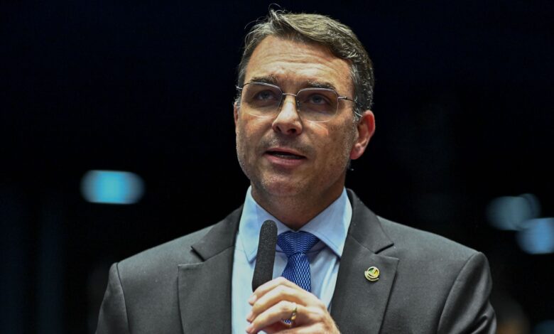 Flávio entrega dossiê a enviado de Trump sobre facções e terrorismo ao governo