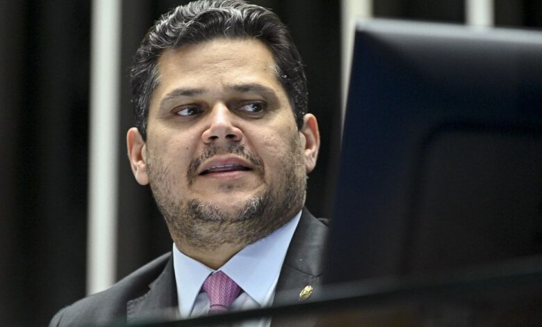 Alcolumbre destaca avanço em estudo sobre petróleo no governo