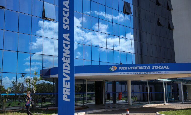 AGU solicita bloqueio de bens de 14 por fraudes no INSS