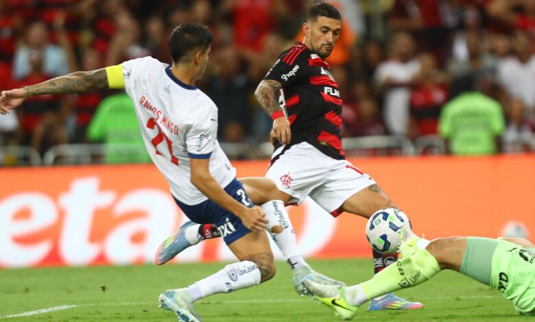 Flamengo vence Bahia e assume a liderança do Brasileirão