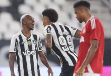 Botafogo atropela Internacional com golaços no Brasileirão