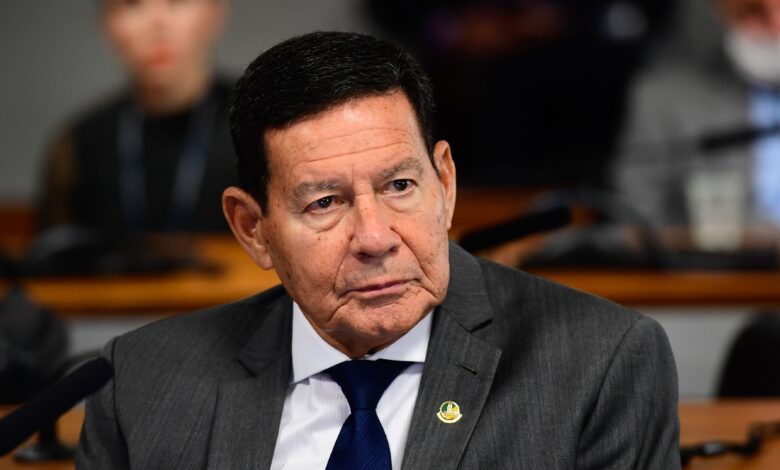 Mourão afirma que Bolsonaro estava pronto para entregar governo a Lula
