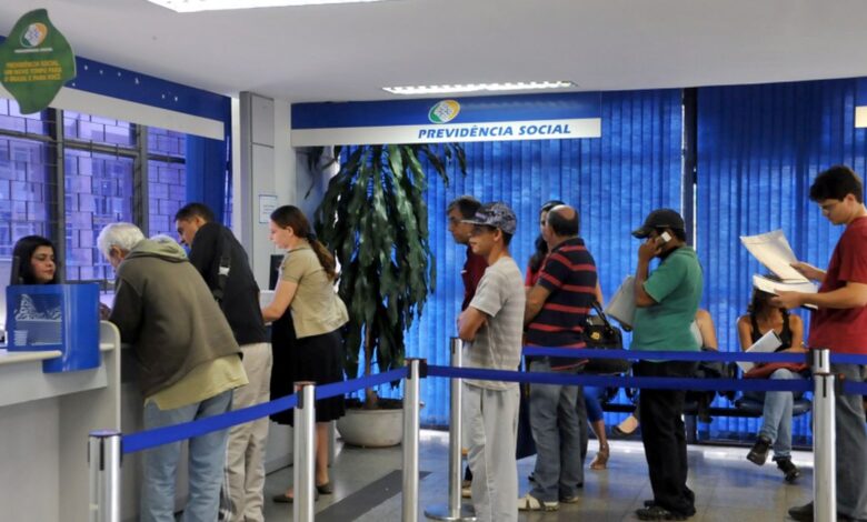 Juiz suspende descontos do INSS em decisão histórica