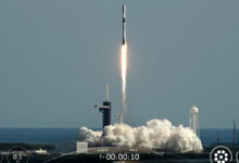 SpaceX lança 27 satélites, foguete aterrissa no mar