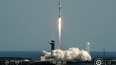 SpaceX lança 27 satélites, foguete aterrissa no mar