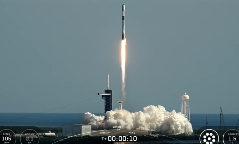 SpaceX lança 27 satélites, foguete aterrissa no mar