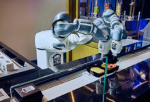 BurgerBots inaugura restaurante com robôs ABB preparando fast food