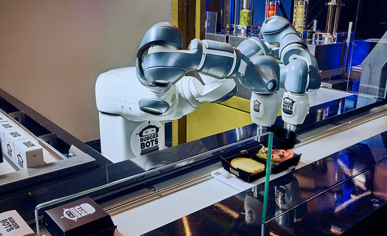 BurgerBots inaugura restaurante com robôs ABB preparando fast food