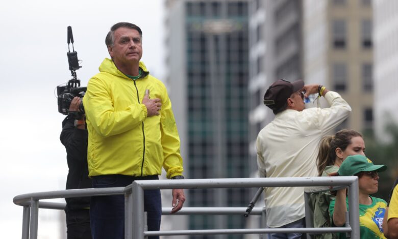 Bolsonaro mantém candidatura e promete disputa até 2026 em eleição
