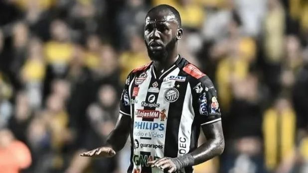 Jogador vítima de racismo sofre derrota emocional após clássico