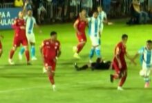 Árbitro nocauteado paralisa jogo e pede substituição durante clássico