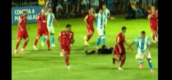 Árbitro nocauteado paralisa jogo e pede substituição durante clássico