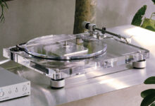Audio-Technica apresenta design transparente em turntable analógico
