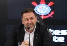 Augusto Melo ignora rumor de impeachment e foca em vitórias