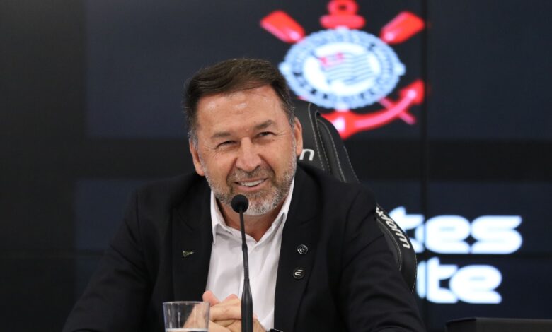 Augusto Melo ignora rumor de impeachment e foca em vitórias