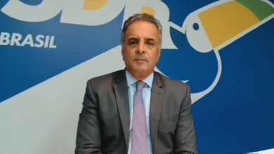 Aécio diz que PSDB é maior que proposta de incorporação ao PSD
