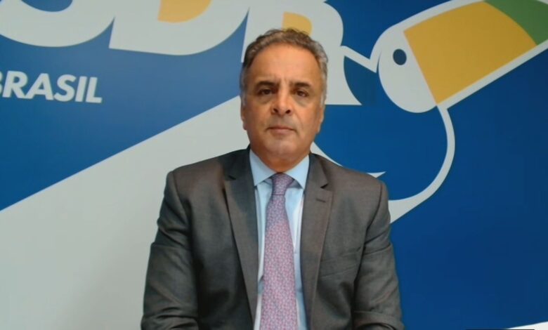 Aécio diz que PSDB é maior que proposta de incorporação ao PSD